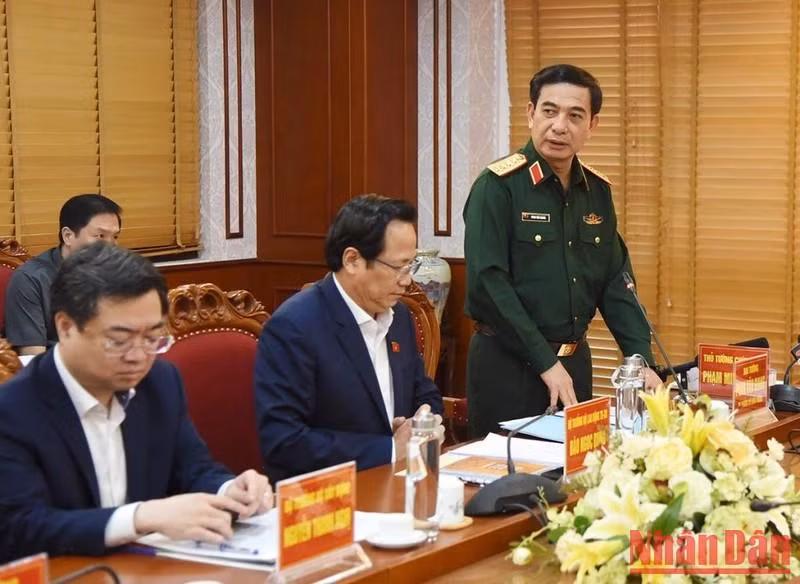 国防部部长潘文江大将在会上发言。