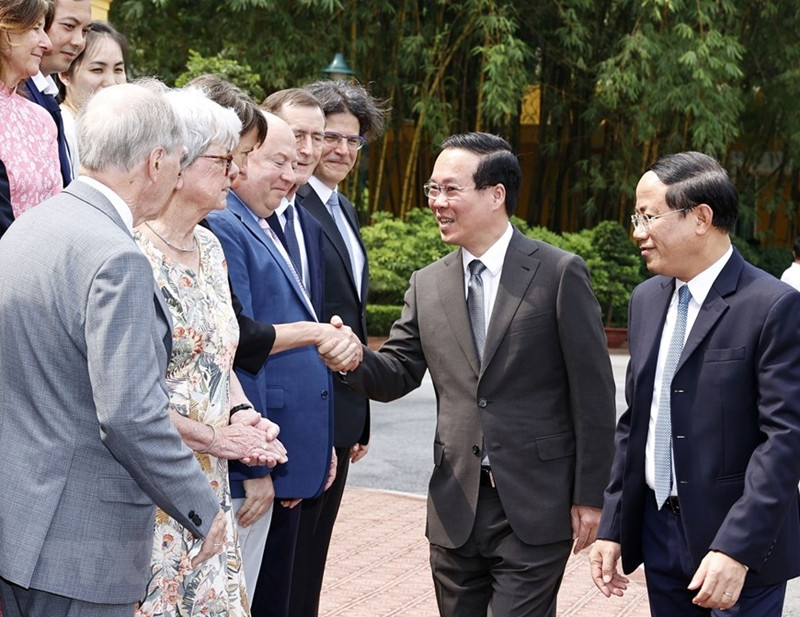 国家主席武文赏和各位科学家。（图片来源：越通社）