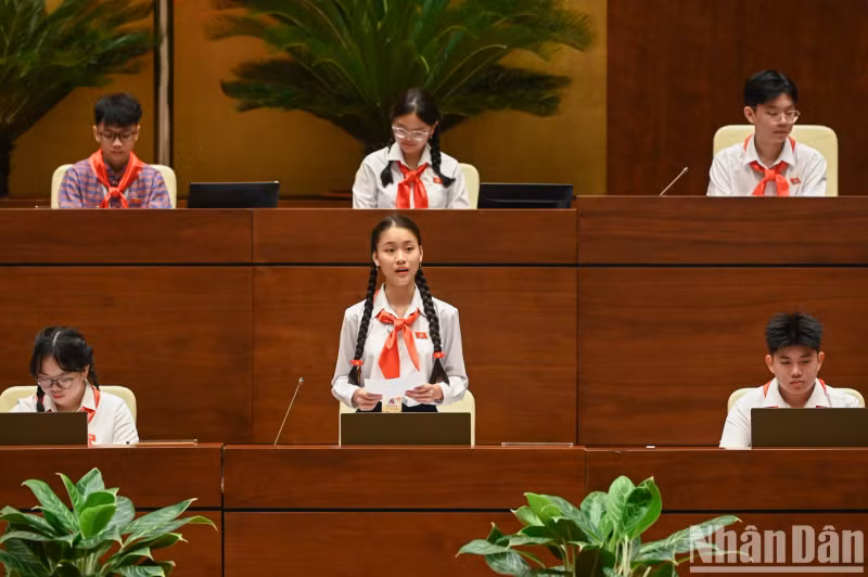 儿童模拟卫生部部长回答质询。