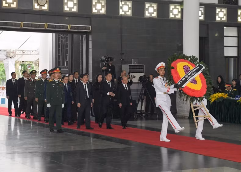 和平省代表团吊唁阮富仲总书记逝世。