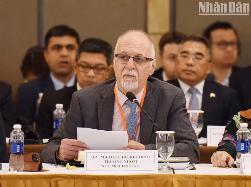 环境工作组组长迈克尔（Michael Digregorio）发表讲话。