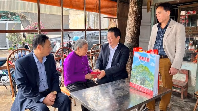 《人民报》社编辑委员会委员范双河向海阳省特别贫困家庭赠送礼物。 《人民报》社编辑委员会委员范双河向海阳省特别贫困家庭赠送礼物。