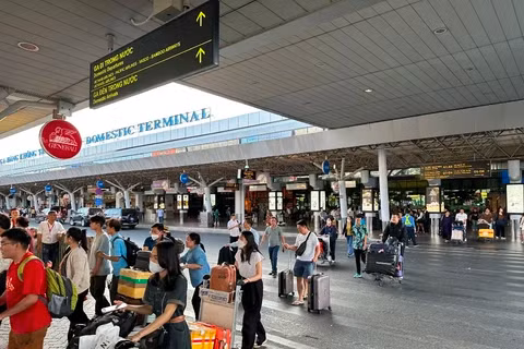 胡志明市新山一国际机场迎来大量游客。（图片来源：越通社）