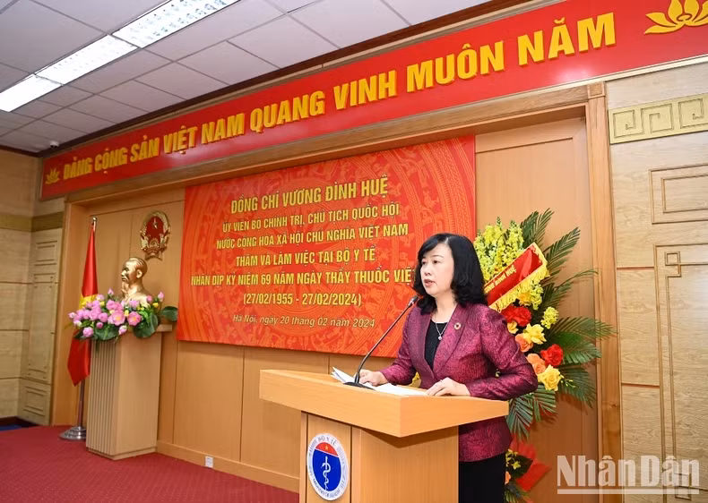 卫生部部长陶红兰在会议上发表讲话。