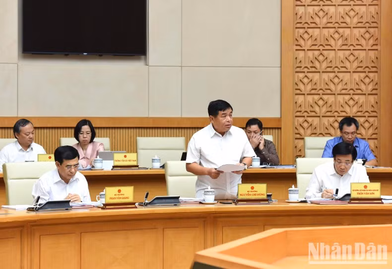 越南计划投资部部长阮志勇在会议上做出关于经济社会情况的报告。