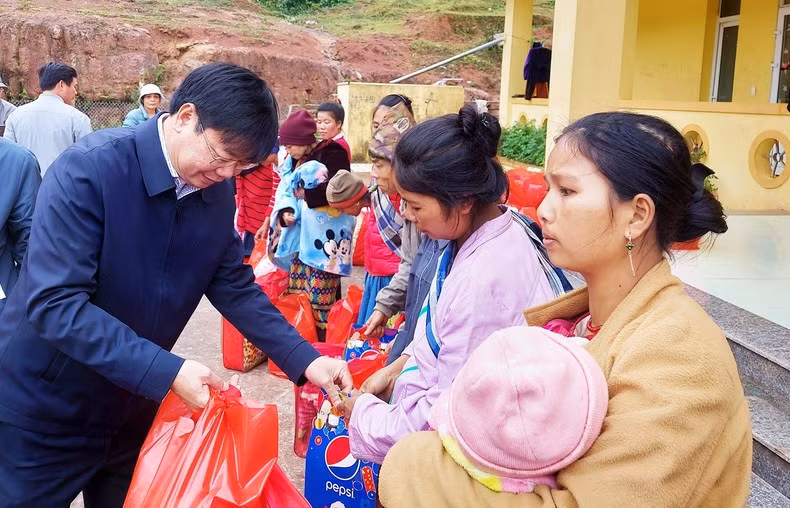 《人民报》社常驻广平代表机构代表向上泽乡妈贡同胞赠送春节礼物。 《人民报》社常驻广平代表机构代表向上泽乡妈贡同胞赠送春节礼物。
