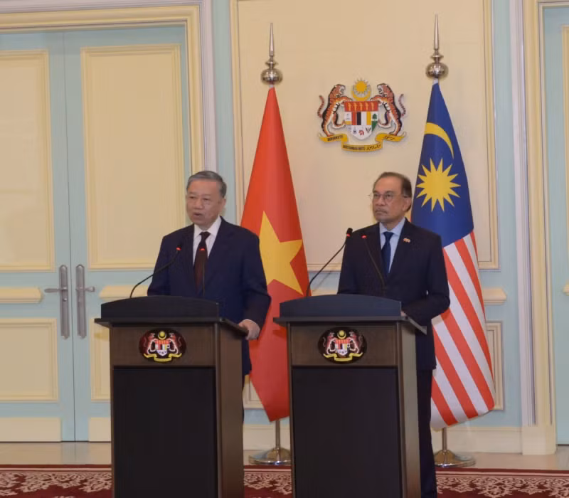 苏林总书记和马来西亚总理安瓦尔•易卜拉欣共同会见记者。