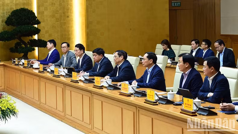 范明正总理和越南政府成员。