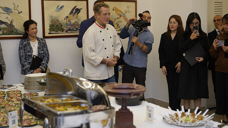 意大利厨师在开幕式上介绍该国美食。