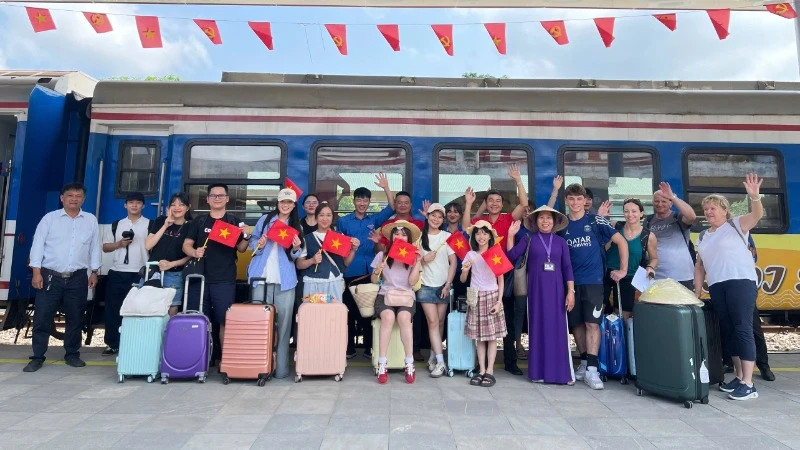 众多人选择乘坐火车前往旅游目的地。
