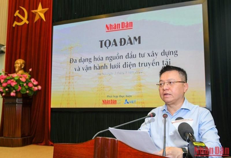 《人民报》社总编辑黎国明在研讨会上发表讲话。