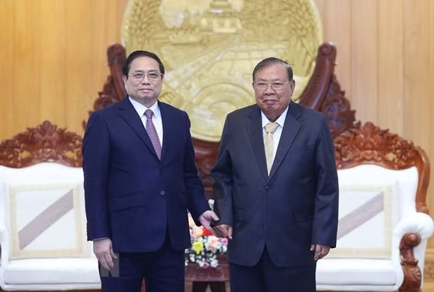 范明正总理探访前老挝人民革命党中央总书记、前老挝国家主席本扬•沃拉吉。（图片来源：越通社）