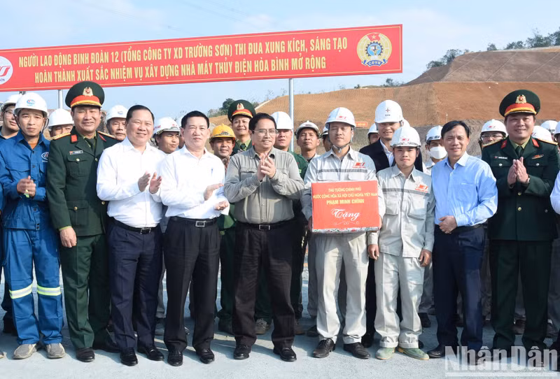 范明正总理向和平水电站扩建项目施工单位赠送礼物。