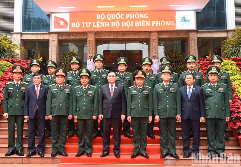 国会主席王廷惠和边防部队司令部领导、干部。