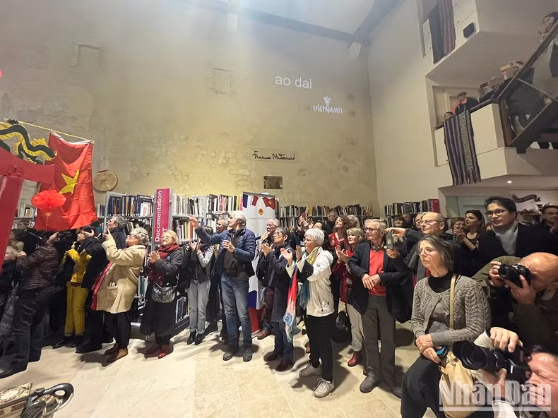 桑特市人民特别关注越南各民族服装秀活动。 桑特市人民特别关注越南各民族服装秀活动。