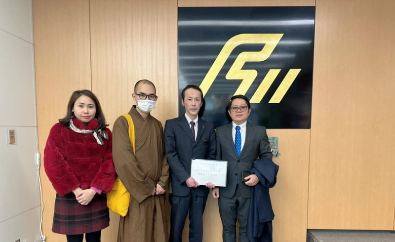 越方代表向石川县代表移交捐款。（图片来源：越通社）