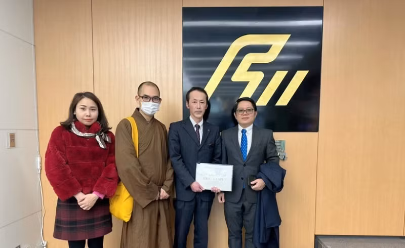 越方代表向石川县代表移交捐款。（图片来源：越通社）