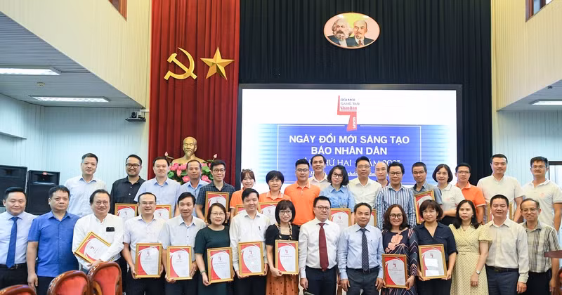 荣获2023年第二次《人民报》创新奖的作者小组、单位代表同《人民报》社编委会合影。