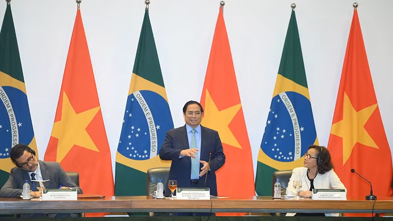  越南政府总理范明正出席在巴西外交部发表重要政策讲话。