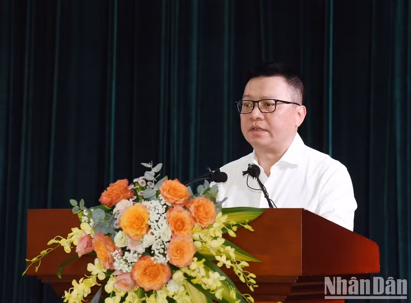 越共中央委员、越南《人民报》社总编辑、中央宣教部副部长、越南新闻工作者协会主席黎国明在会议上汇报越南新闻工作者协会的结果和重点任务。