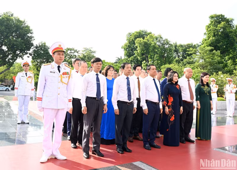 劳动荣军与社会部代表团。