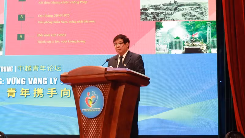 越共中央理论委员会委员、越南胡志明国家政治学院前副院长阮曰草发表讲话。