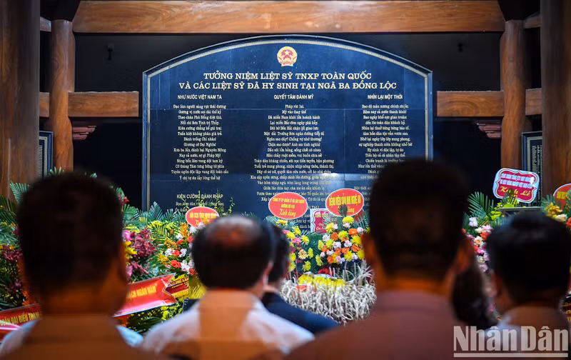 各位代表缅怀全国先锋青年烈士。 各位代表缅怀全国先锋青年烈士。