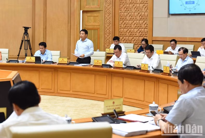 越南交通运输部部长阮文胜在会议上发表讲话。