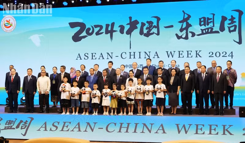 东盟各国代表和中国代表合影。