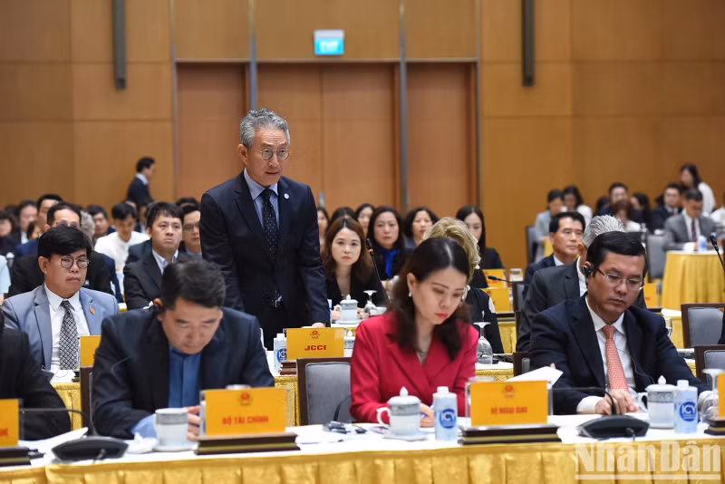 日本企业协会会长Tadahiro发表讲话。