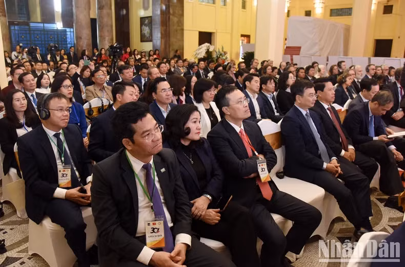 各位代表出席纪念典礼。