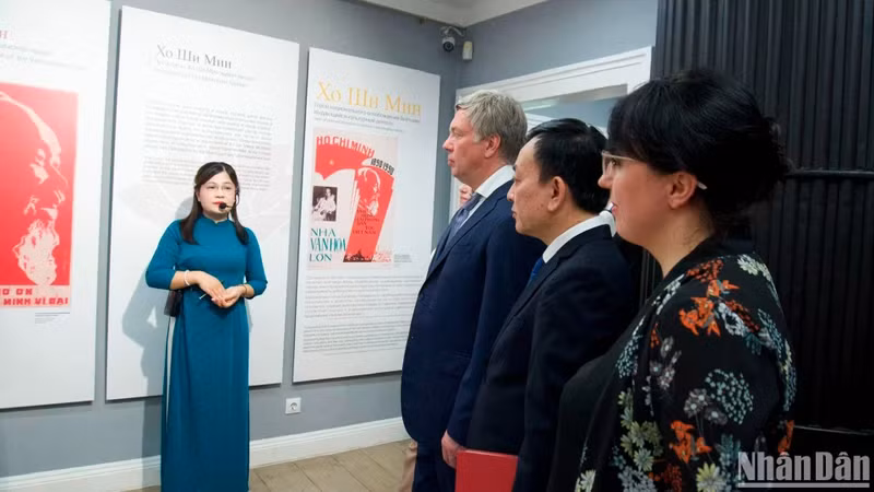 双方代表参观展览会。