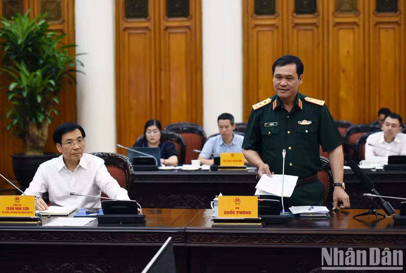 国防部领导代表发表讲话。