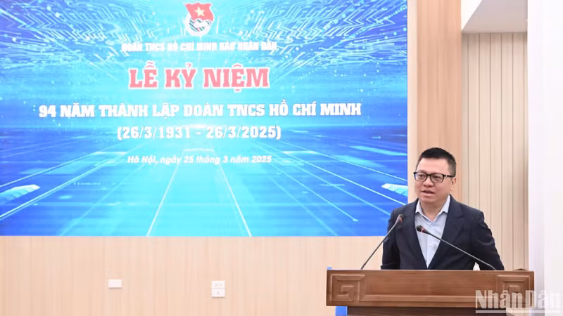 《人民报》社总编辑黎国明发表讲话。