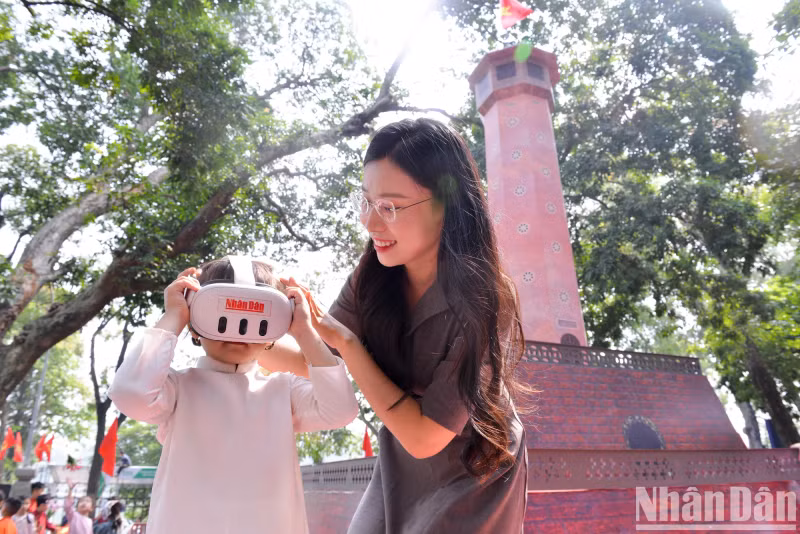 学生们体验增强虚拟现实眼镜。