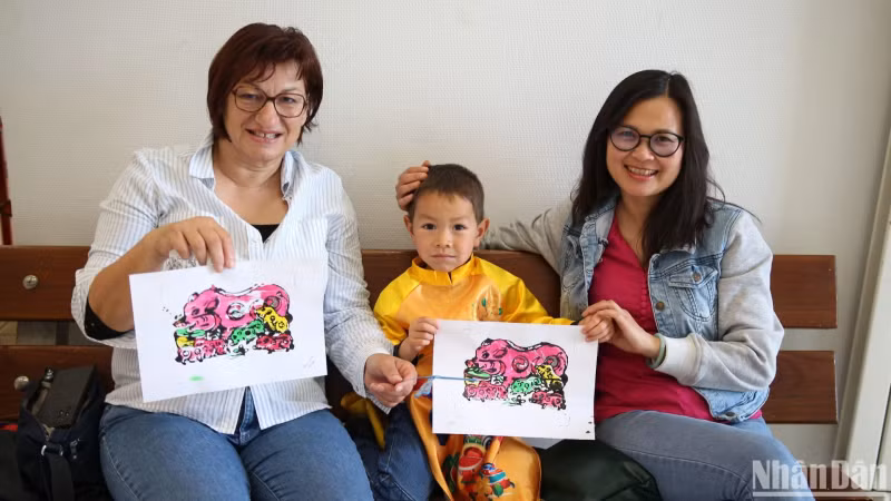 越南侨胞和国际友人通过南特越南周了解越南传统文化。 越南侨胞和国际友人通过南特越南周了解越南传统文化。