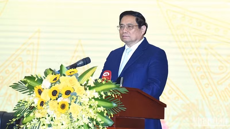 范明正总理在会议上发表讲话。