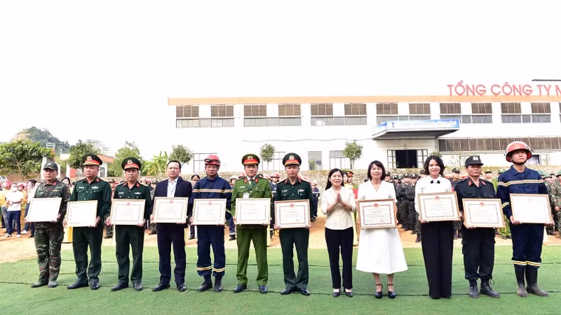 宣光省人民委员会主席向各集团、个人颁发奖状。