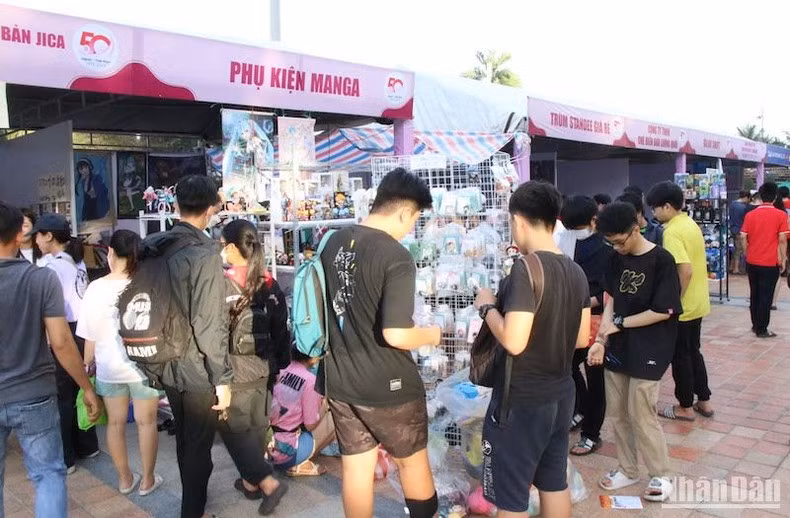 众多人前来参观展位。