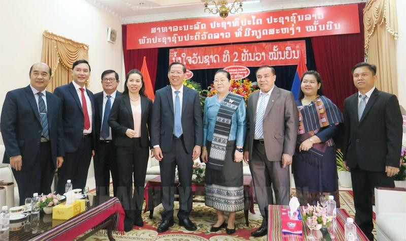 双方代表合影。（图片来源：hcmcpv.org.vn）