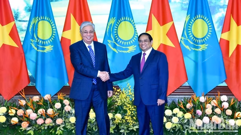 越南政府总理范明正和哈萨克斯坦总统卡瑟姆若马尔特·托卡耶夫。