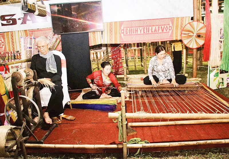 同塔省垃圩县定安草席村手艺人保护和发展手工草席编织业。