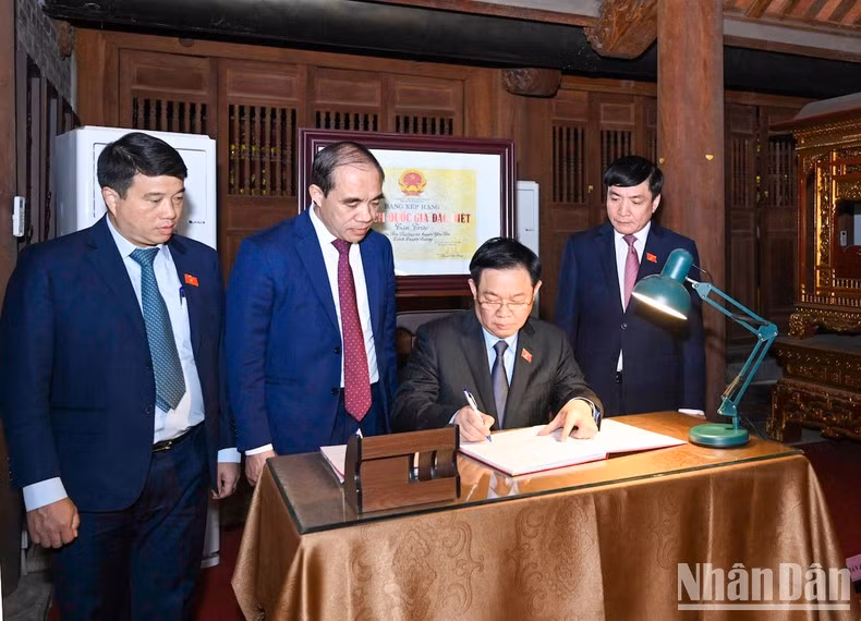 国会主席王廷惠在革命老前辈纪念区留言簿上题词。