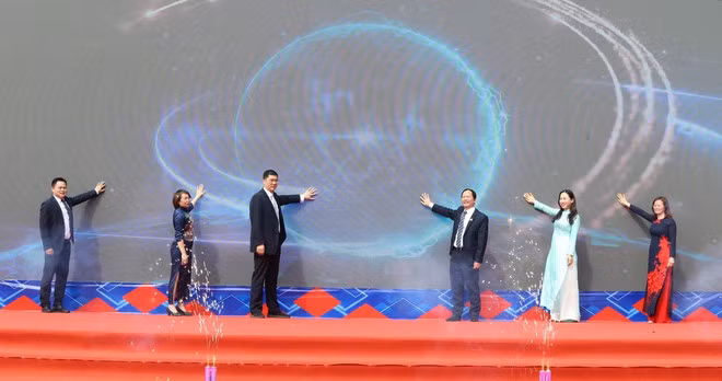 越中游客使用通行证2天1夜旅游项目公布仪式。（图片来源：越通社）