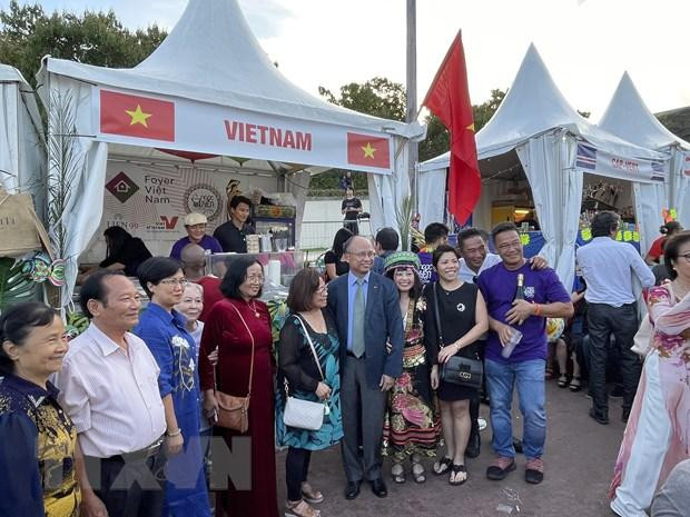 越南驻法国大使丁全胜和各位代表出席活动。（图片来源：越通社）