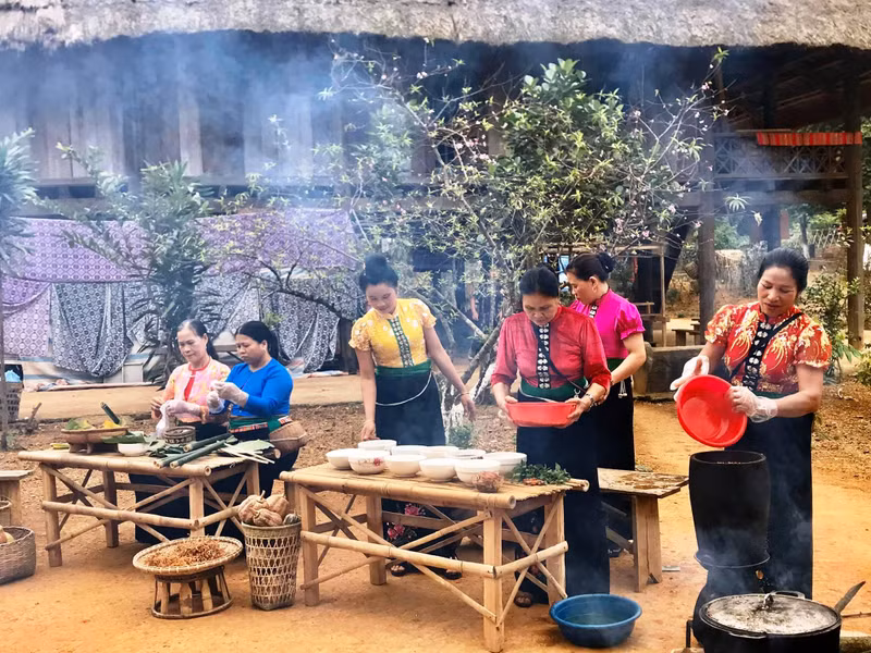 来越南各民族文化旅游村探索民族美食。（图片来源：VOV）