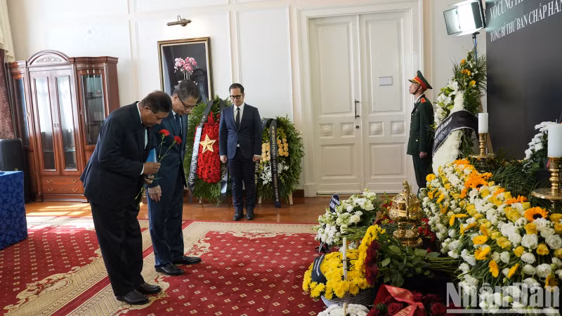 缅甸驻俄罗斯大使吊唁阮富仲总书记逝世。 缅甸驻俄罗斯大使吊唁阮富仲总书记逝世。