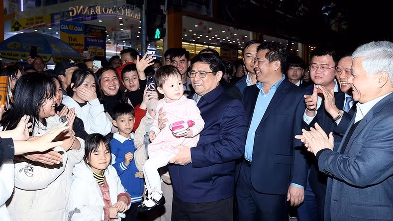 高平省人民欢迎范明正总理。