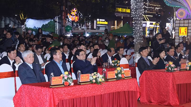 范明正总理和各位领导代表出席活动。