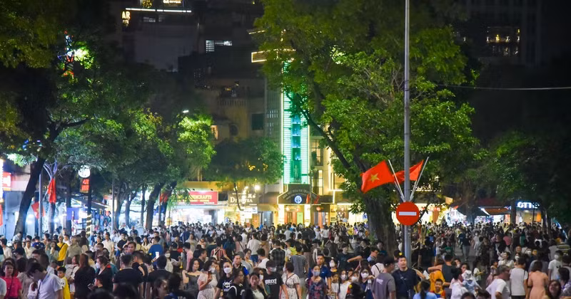 河内还剑湖地区步行空间 5月1日晚迎来众多首都人民和游客。